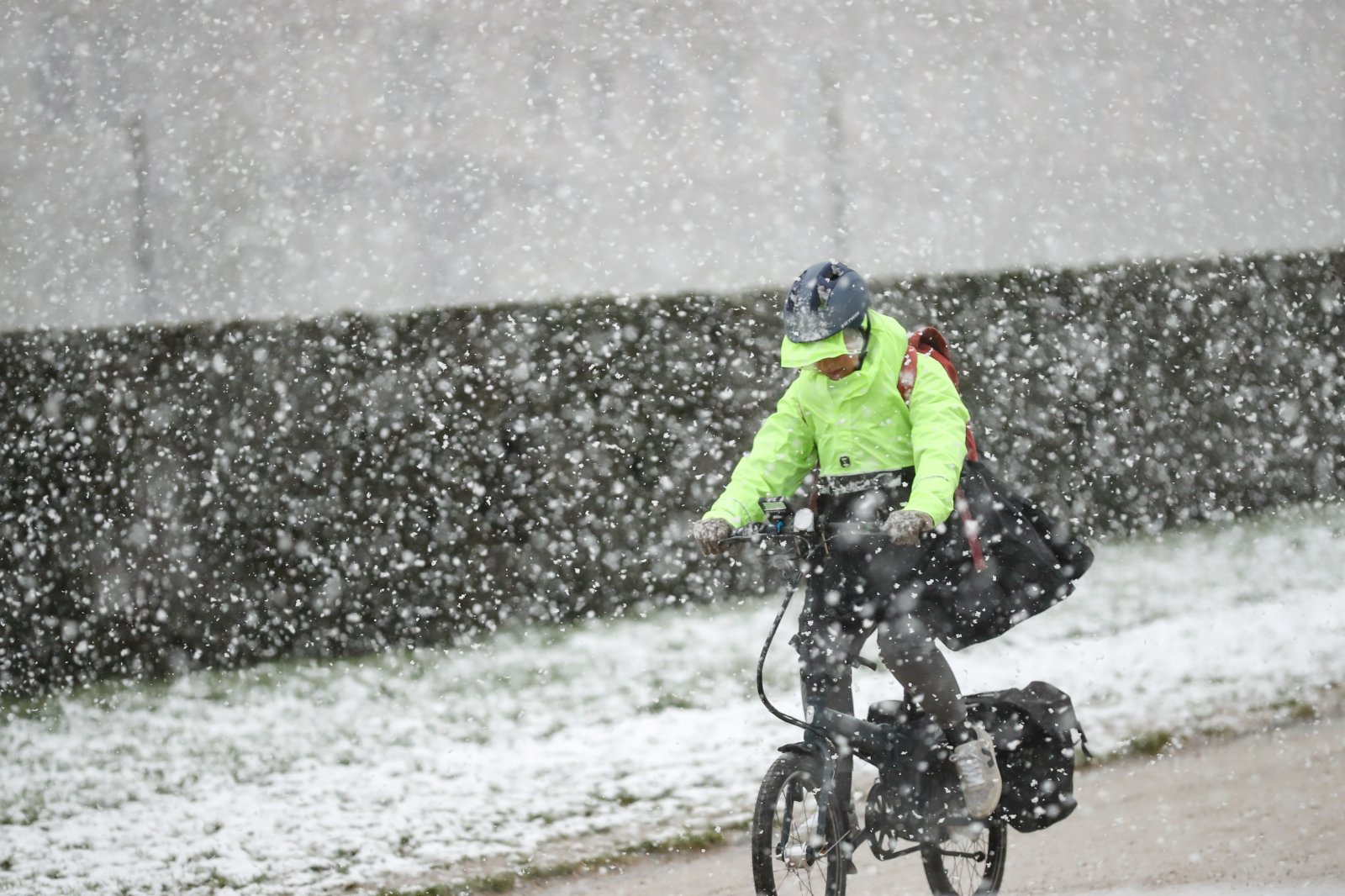 4月6日，一名市民在比利時布魯塞爾五十周年紀念公園冒雪騎車。