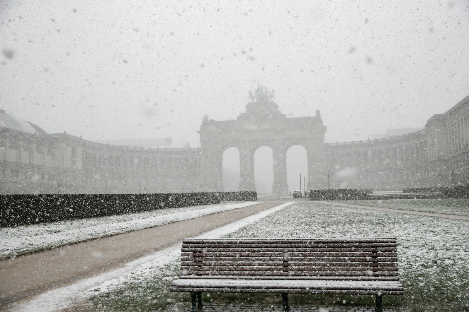 這是4月6日在比利時布魯塞爾五十周年紀念公園拍攝的雪景。