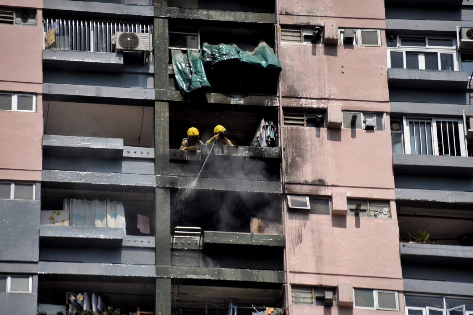 消防員及時趕到將火救熄並防止火勢擴散。（香港中通社）