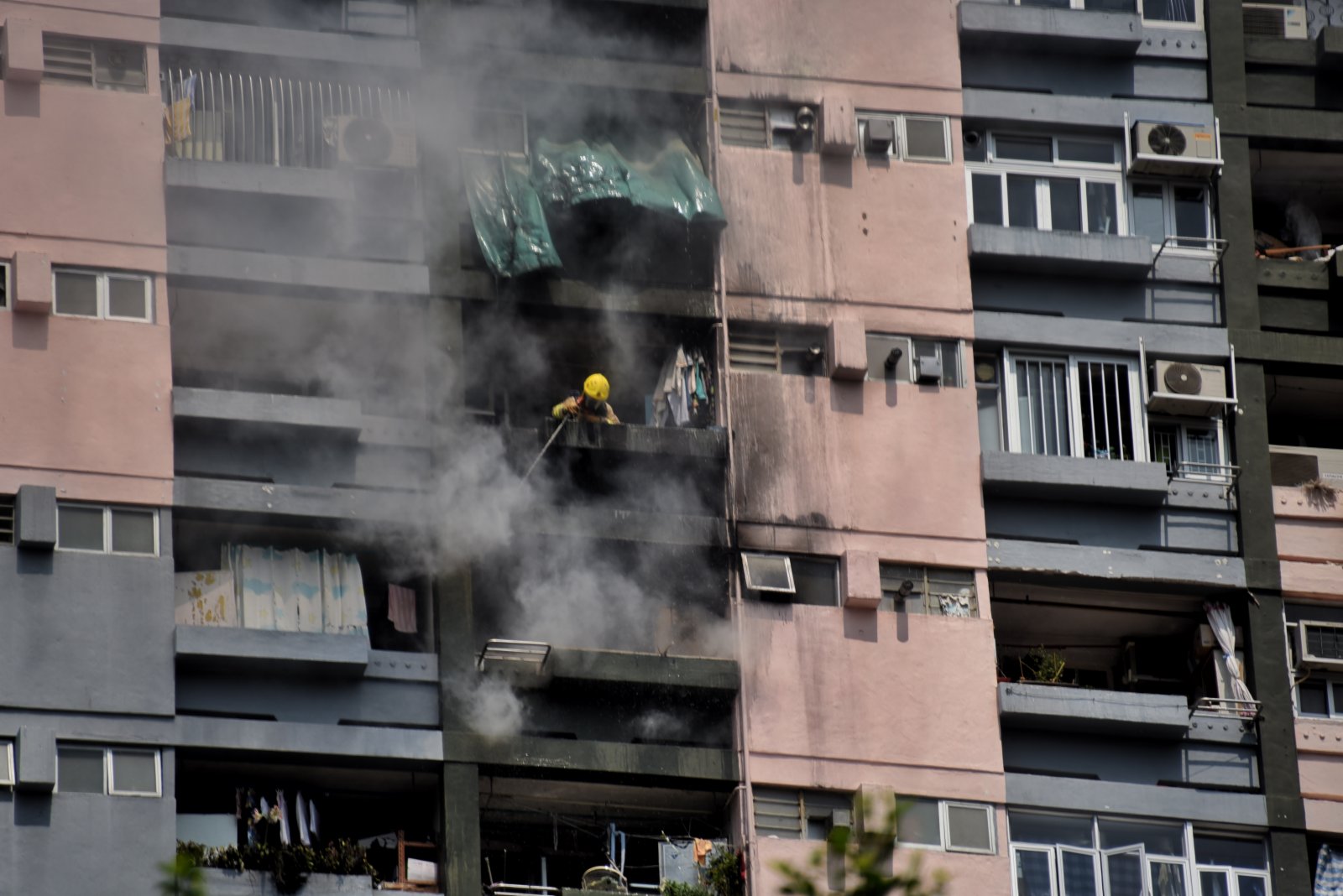 消防員及時趕到將火救熄並防止火勢擴散。（香港中通社）