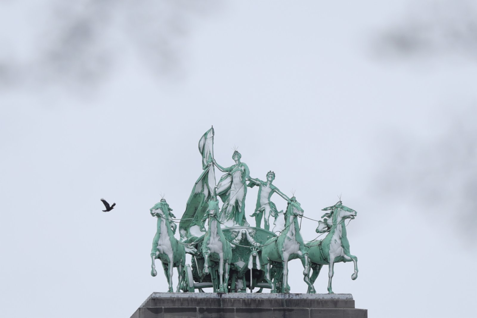 4月7日，比利時布魯塞爾五十周年紀念公園中央拱門上的雕塑被積雪覆蓋。（新華社）