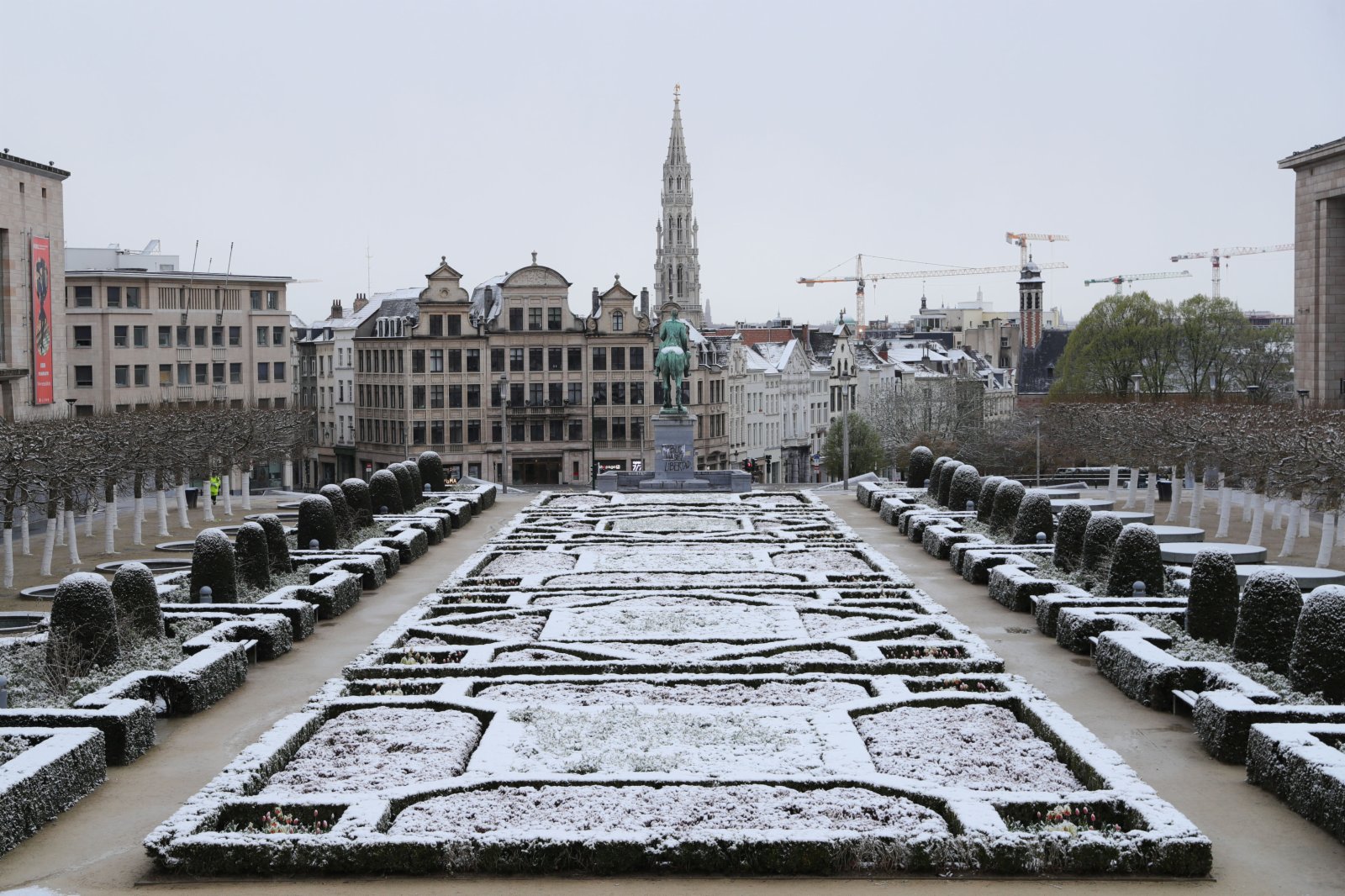 4月7日，比利時布魯塞爾藝術山附近的花園被積雪覆蓋。（新華社）