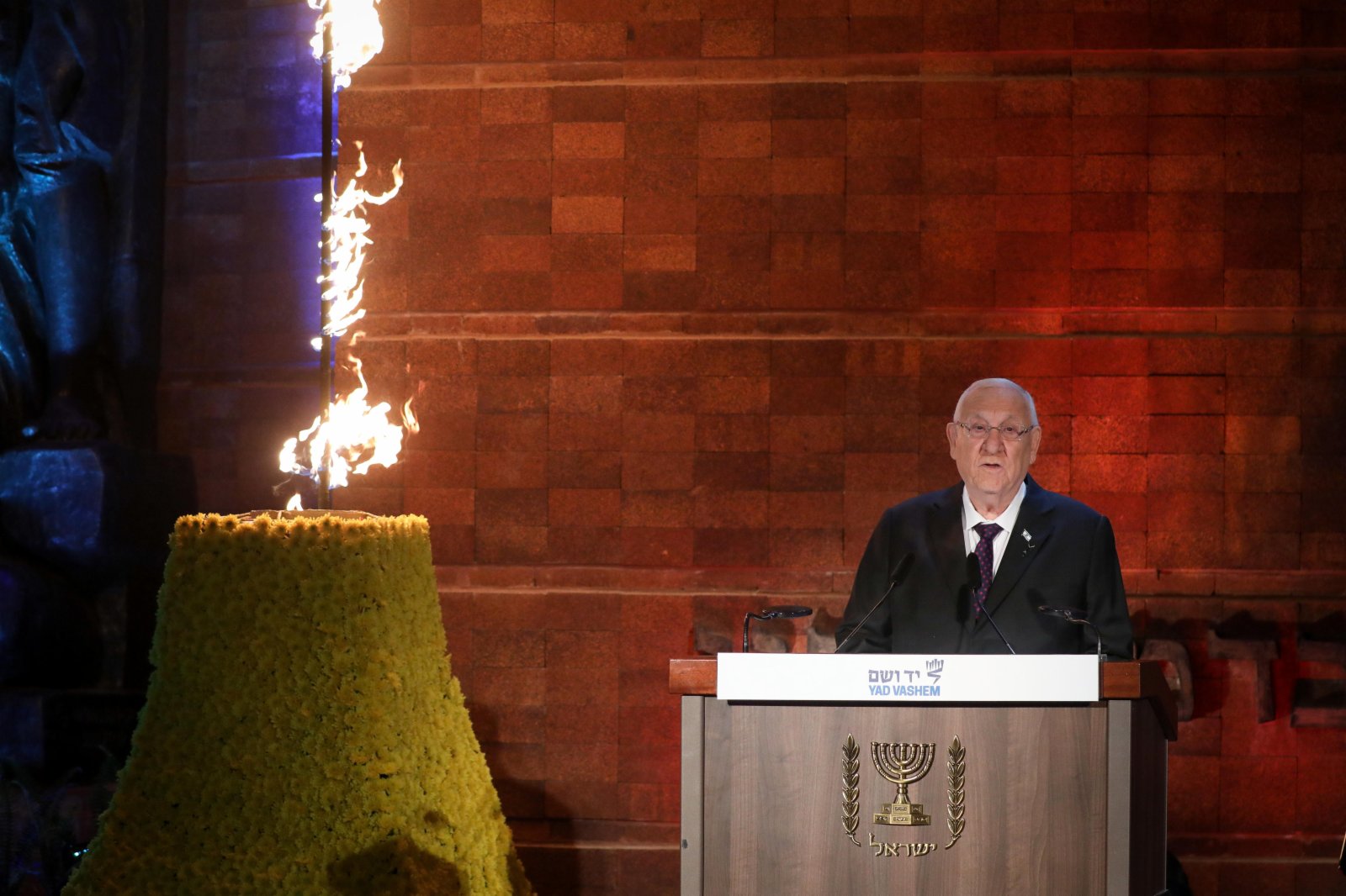 4月7日，以色列總統里夫林在位於耶路撒冷的亞德瓦希姆大屠殺紀念館舉行的大屠殺紀念日活動上發表講話。（新華社）