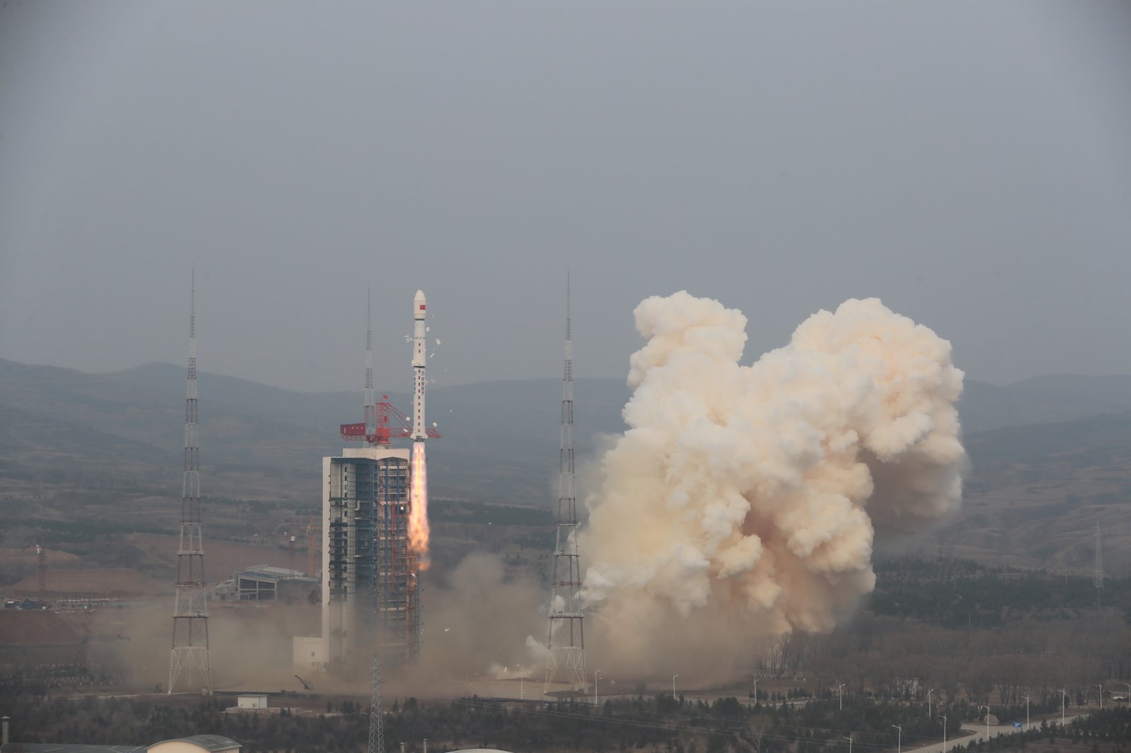 4月9日7時01分，我國在太原衛星發射中心用長征四號乙運載火箭，成功將試驗六號03星發射升空，衛星順利進入預定軌道。新華社