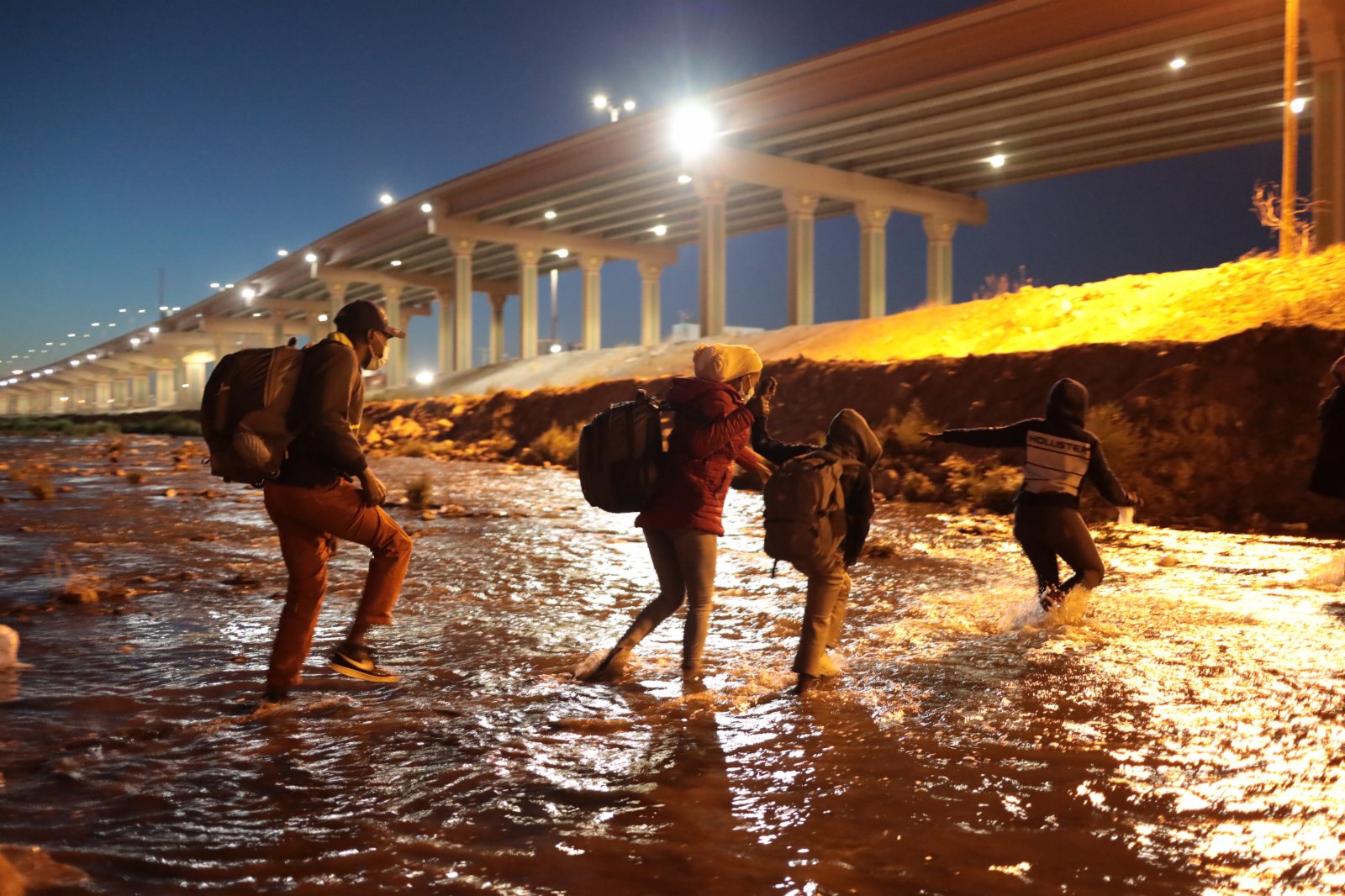 這是3月30日在墨西哥邊境城市華雷斯一側拍攝的海地移民穿過布拉沃河從墨西哥試圖進入美國的資料照片。