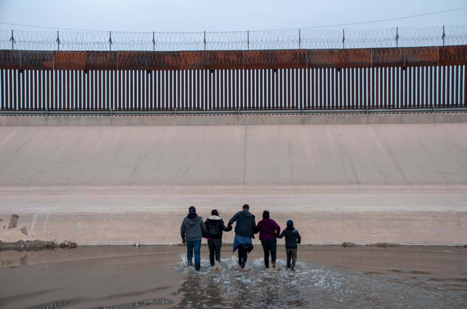 這是3月9日在墨西哥邊境城市華雷斯一側拍攝的中美洲國家移民穿過布拉沃河從墨西哥試圖進入美國的資料照片。