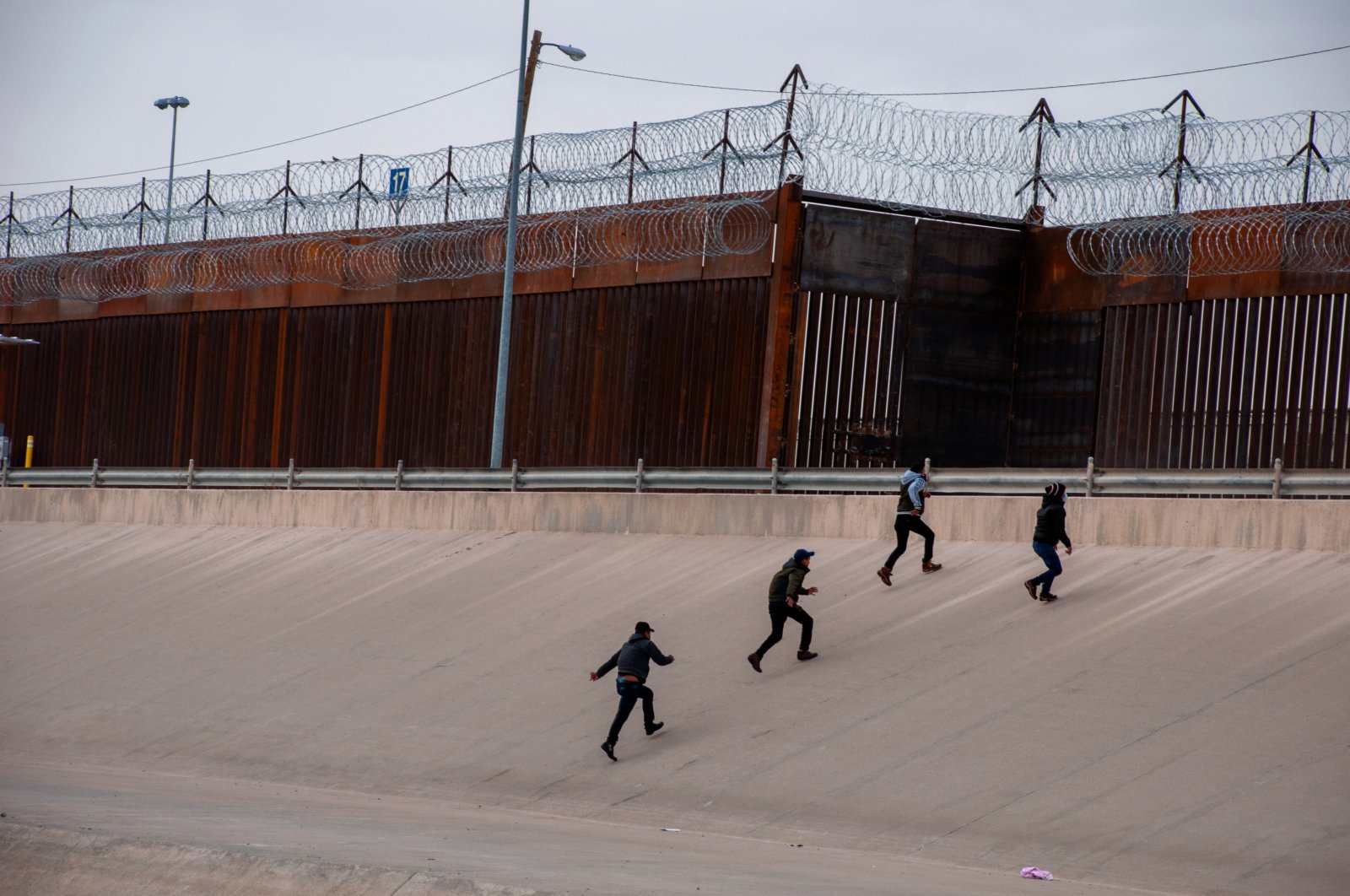 這是3月9日在墨西哥邊境城市華雷斯一側拍攝的中美洲國家移民穿過布拉沃河從墨西哥試圖進入美國的資料照片。