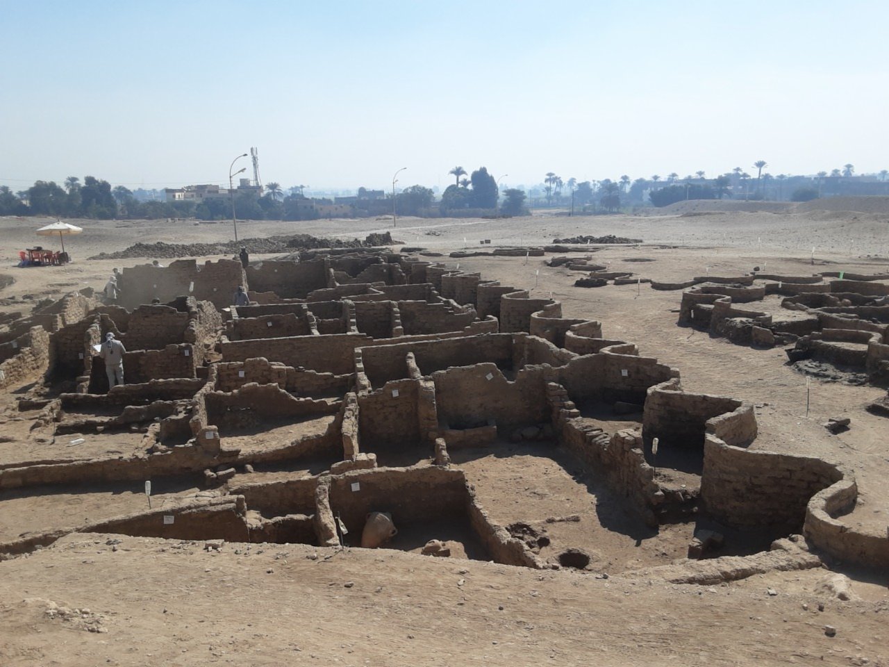 這是在埃及盧克索拍攝的都城遺址考古現場出土文物。（新華社）