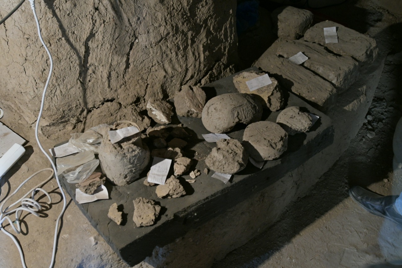 這是在埃及盧克索拍攝的都城遺址考古現場出土文物。（新華社）