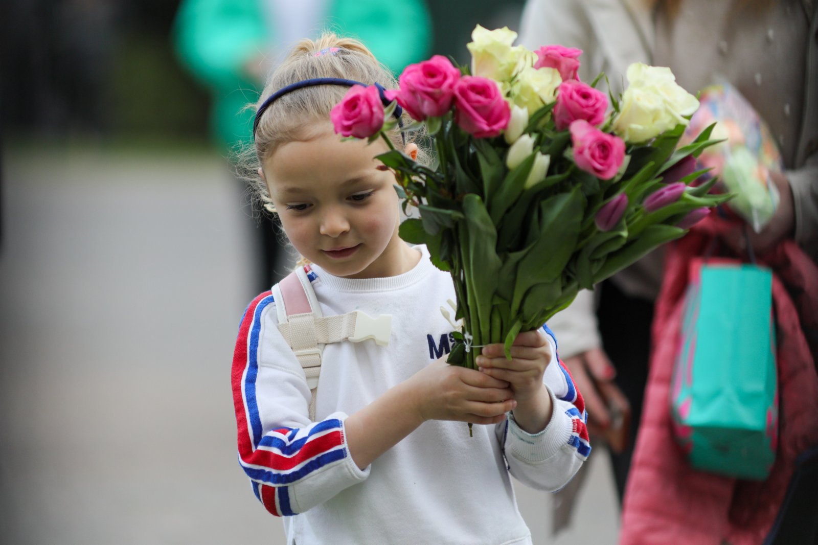  4月9日，一名小女孩準備在英國溫莎城堡前擺放鮮花。新華社