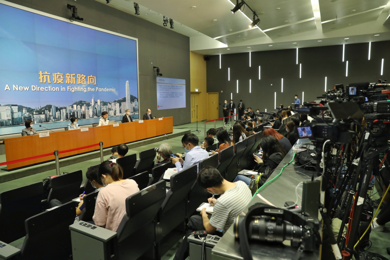 林鄭月娥宣布，所有社交距離措施延長兩周至4月28日，包括4人限聚令等。（香港中通社）
