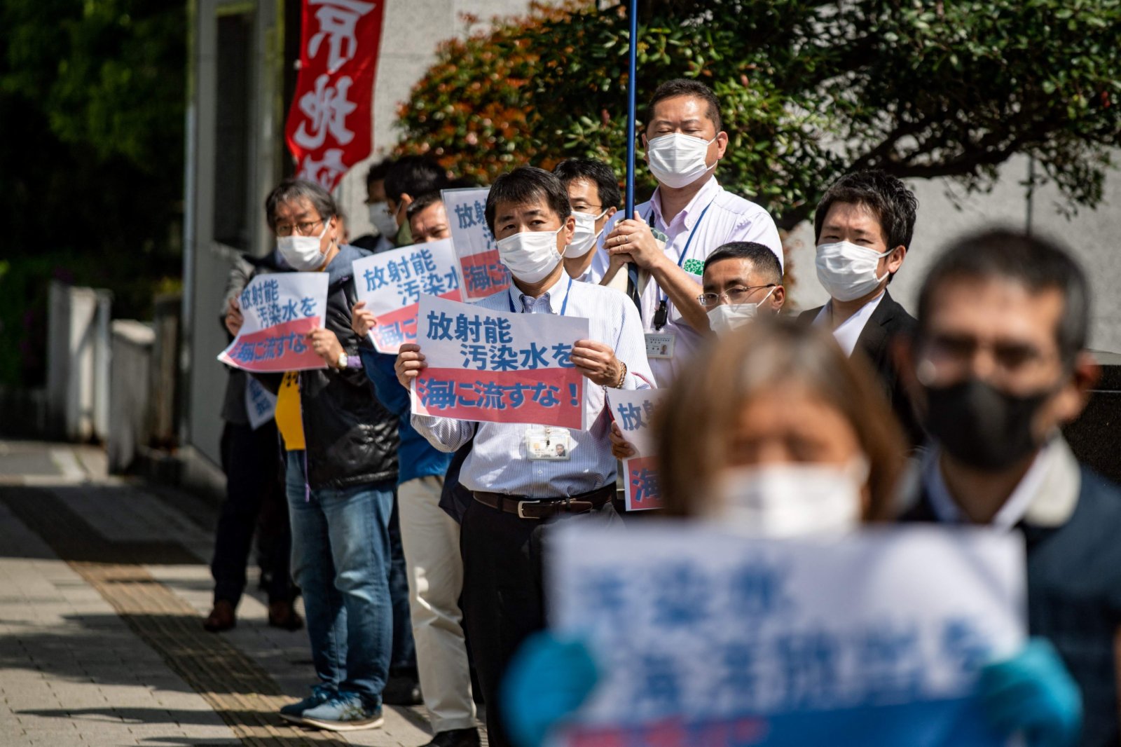 日本民眾在東京舉行集會，抗議將福島核污水排入大海的決定。（法新社）