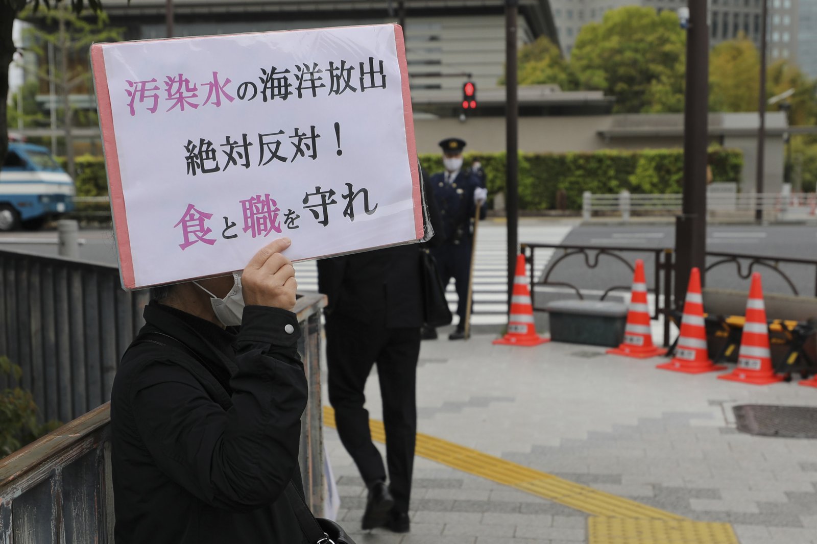 4月13日，抗議者在日本東京的首相官邸外反對福島核污水排入大海。（新華社）