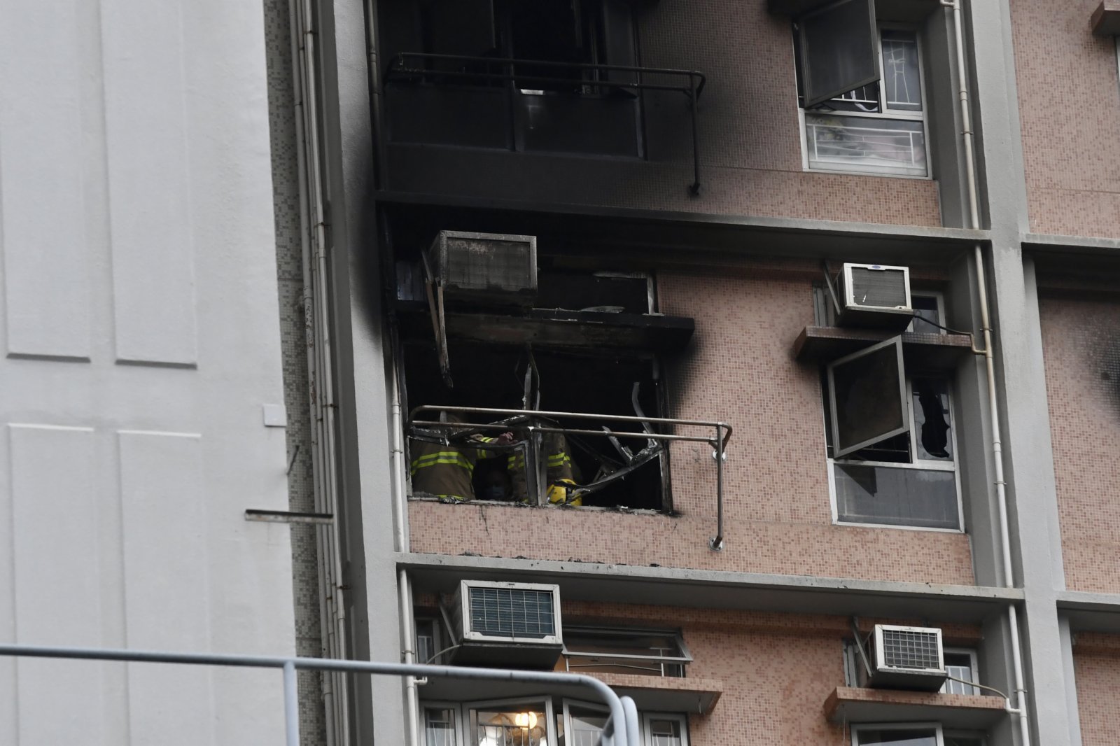 圖為消防員等於現場了解及檢查樓宇受損情況。