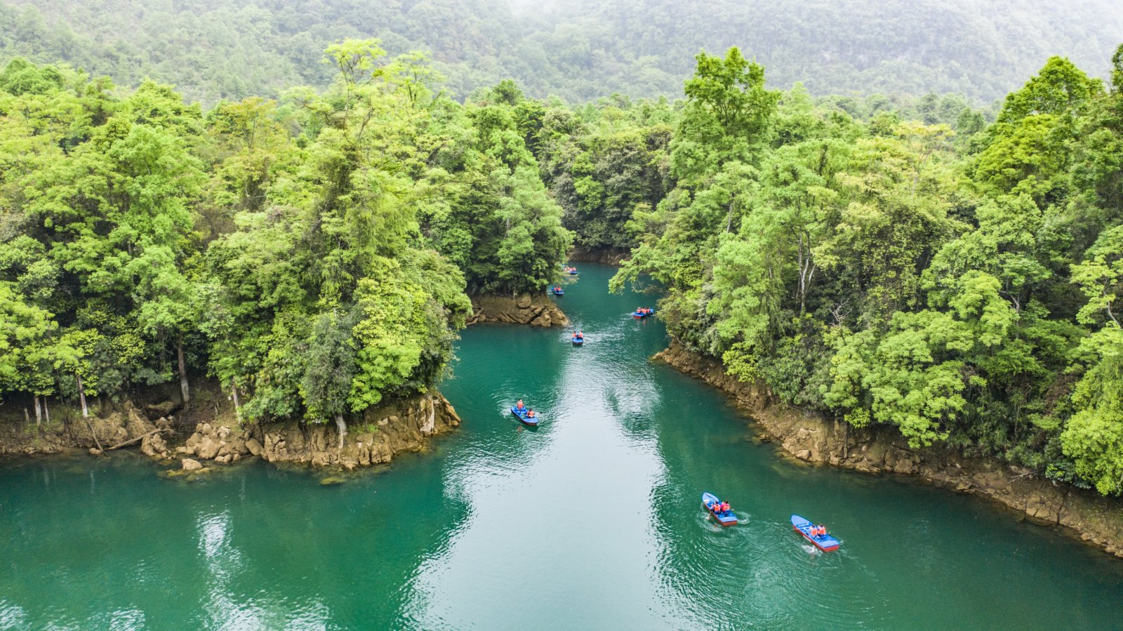 遊客在荔波縣小七孔景區觀光遊玩（4月15日攝，無人機照片）。（新華社）