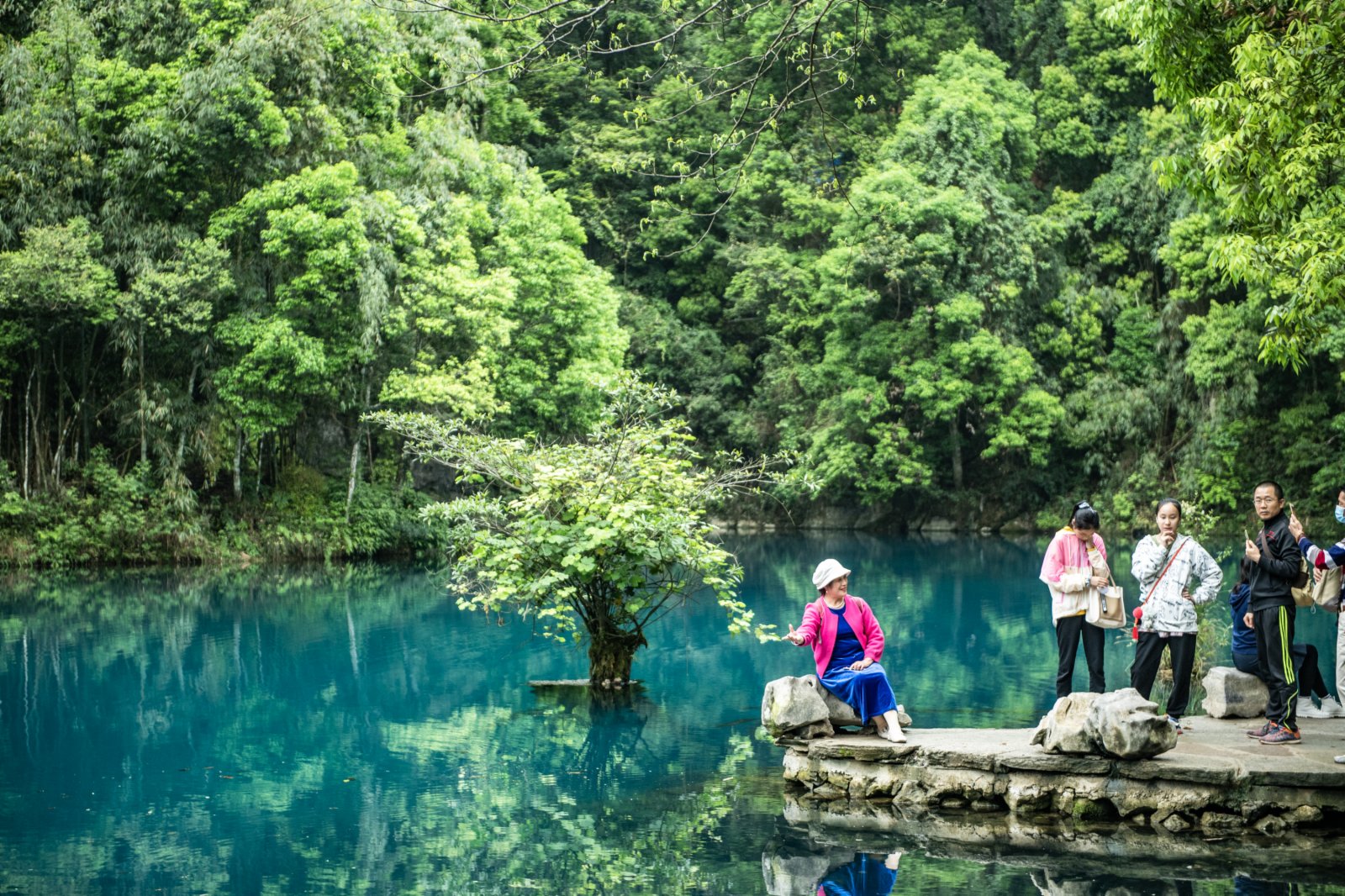 遊客在荔波縣小七孔景區拍照留念。（新華社）