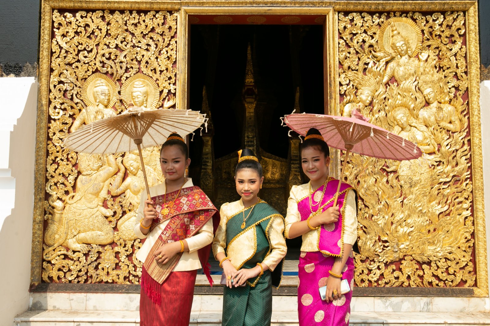 4月15日，幾名小姑娘身着盛裝在老撾琅勃拉邦古城的寺廟裏拍照。（新華社）