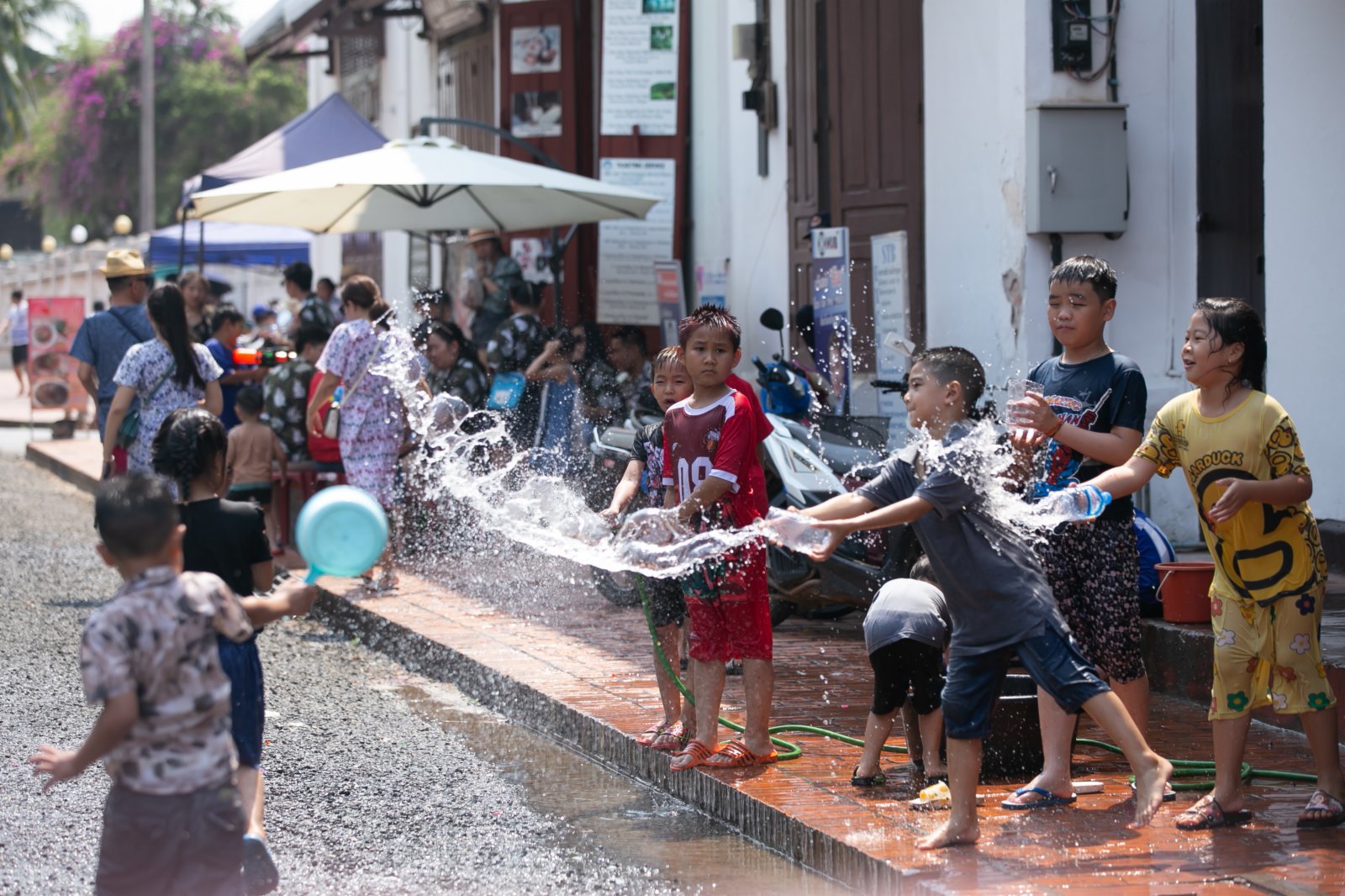 4月15日，孩子們在老撾琅勃拉邦古城參加潑水節慶祝活動。（新华社）