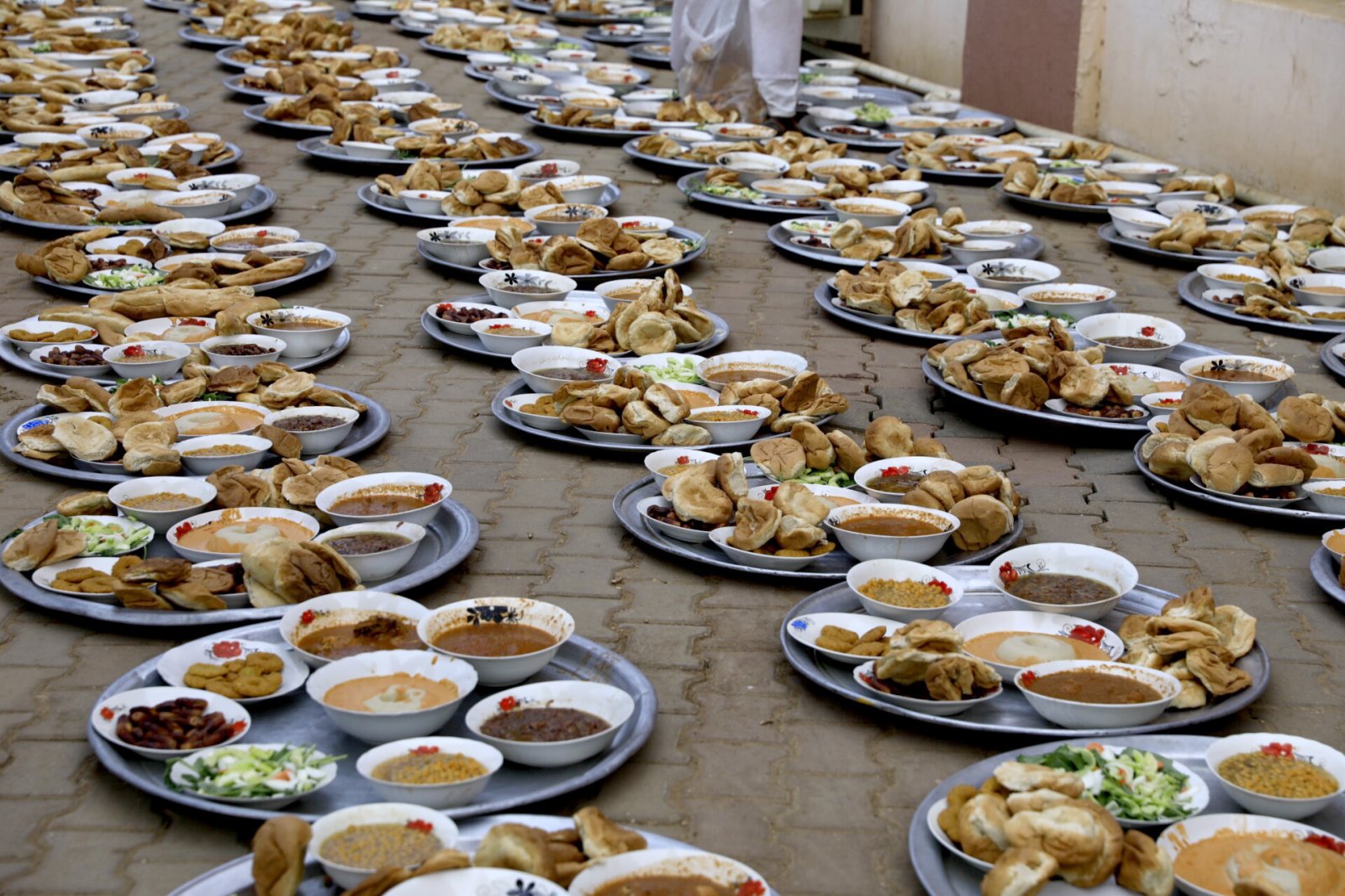 4月15日齋月期間，蘇丹首都喀土穆一條街道擺滿了開齋飯。