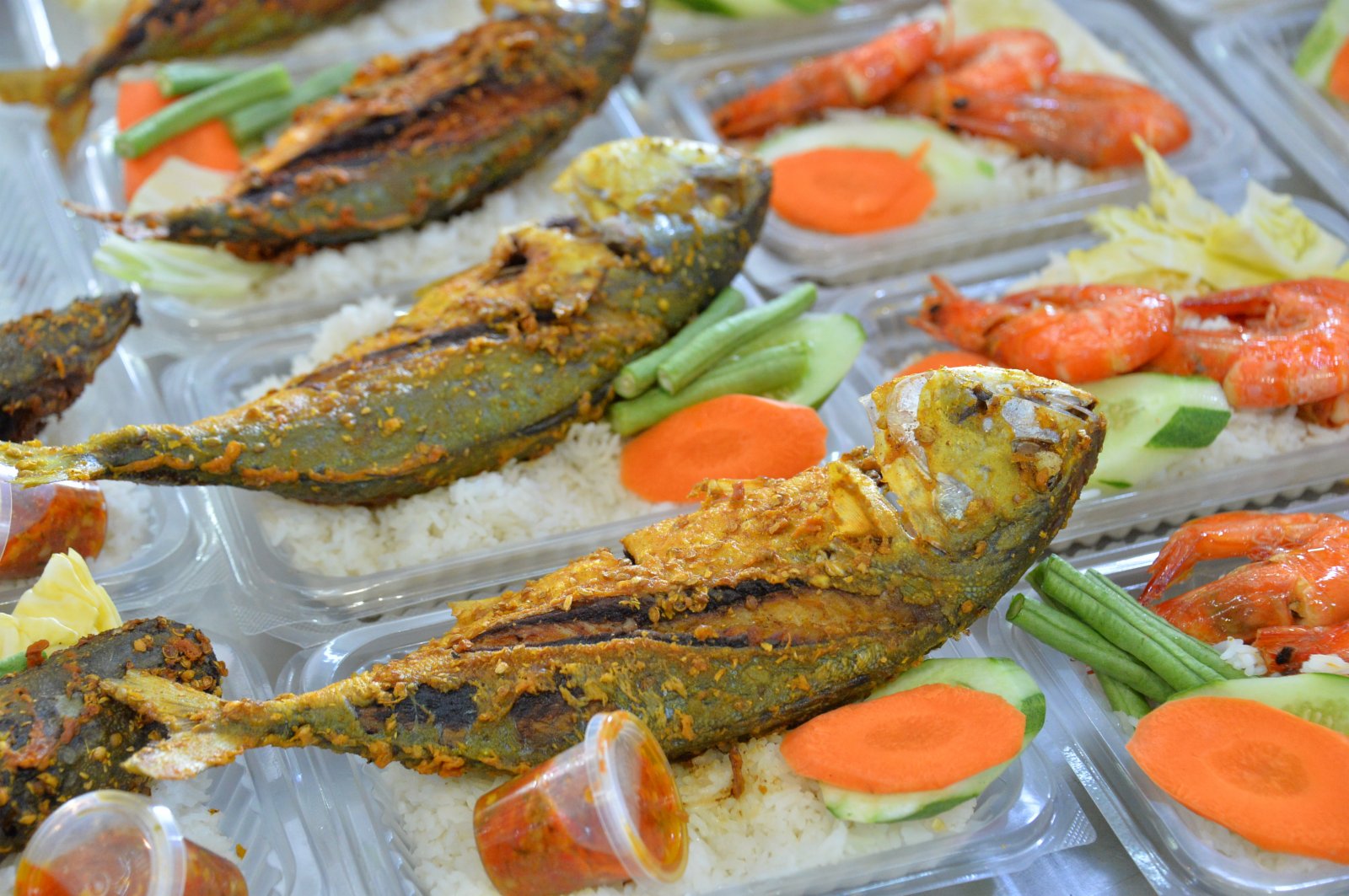 這是4月14日文萊齋月前在斯里巴加灣市市集上拍攝的當地食品。
