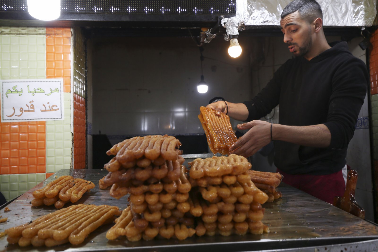 4月15日，一名男子在阿爾及利亞首都阿爾及爾製作名為「茲拉比亞」的油炸甜點。