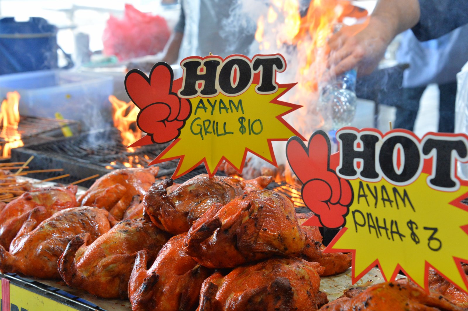 這是4月14日文萊齋月前在斯里巴加灣市市集上拍攝的當地食品。