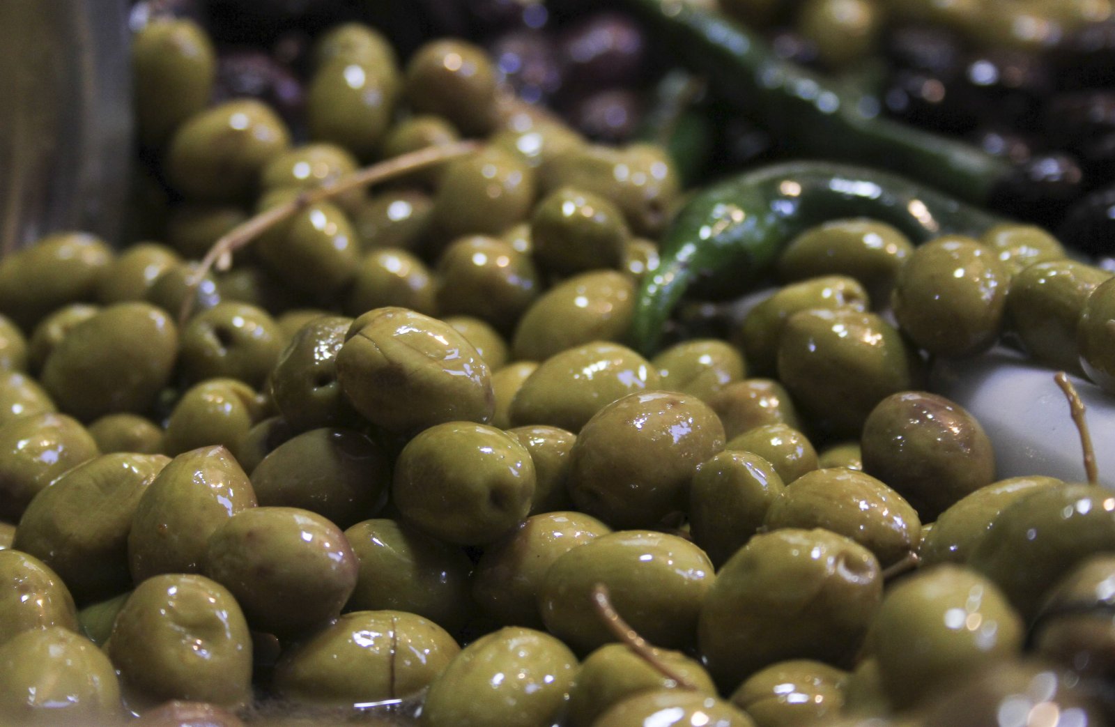 這是4月14日齋月期間在黎巴嫩的黎波里一家市場拍攝的橄欖。