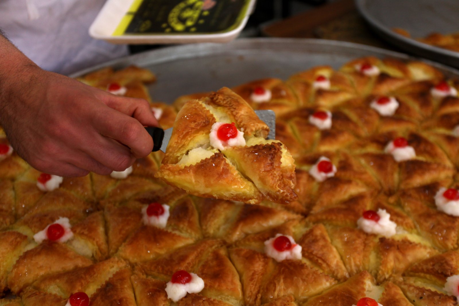 4月15日齋月期間，一名巴勒斯坦商販在約旦河西岸城市納布盧斯的一家市場製作傳統甜食。