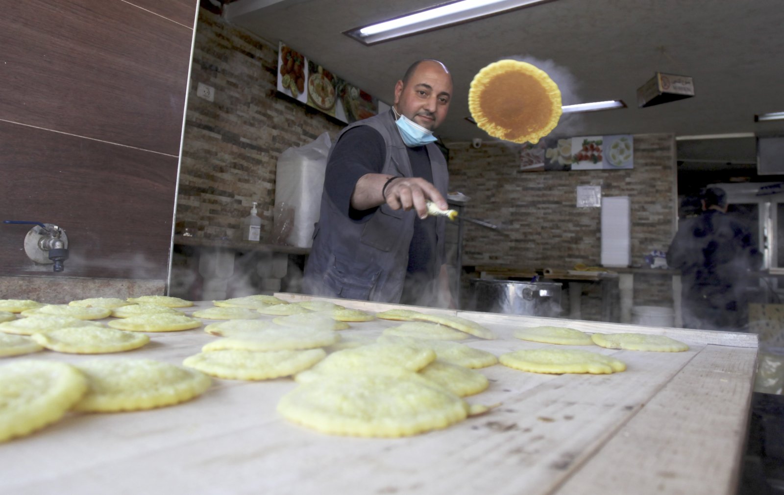 4月15日齋月期間，一名巴勒斯坦商販在約旦河西岸城市納布盧斯的一家市場製作傳統甜食。