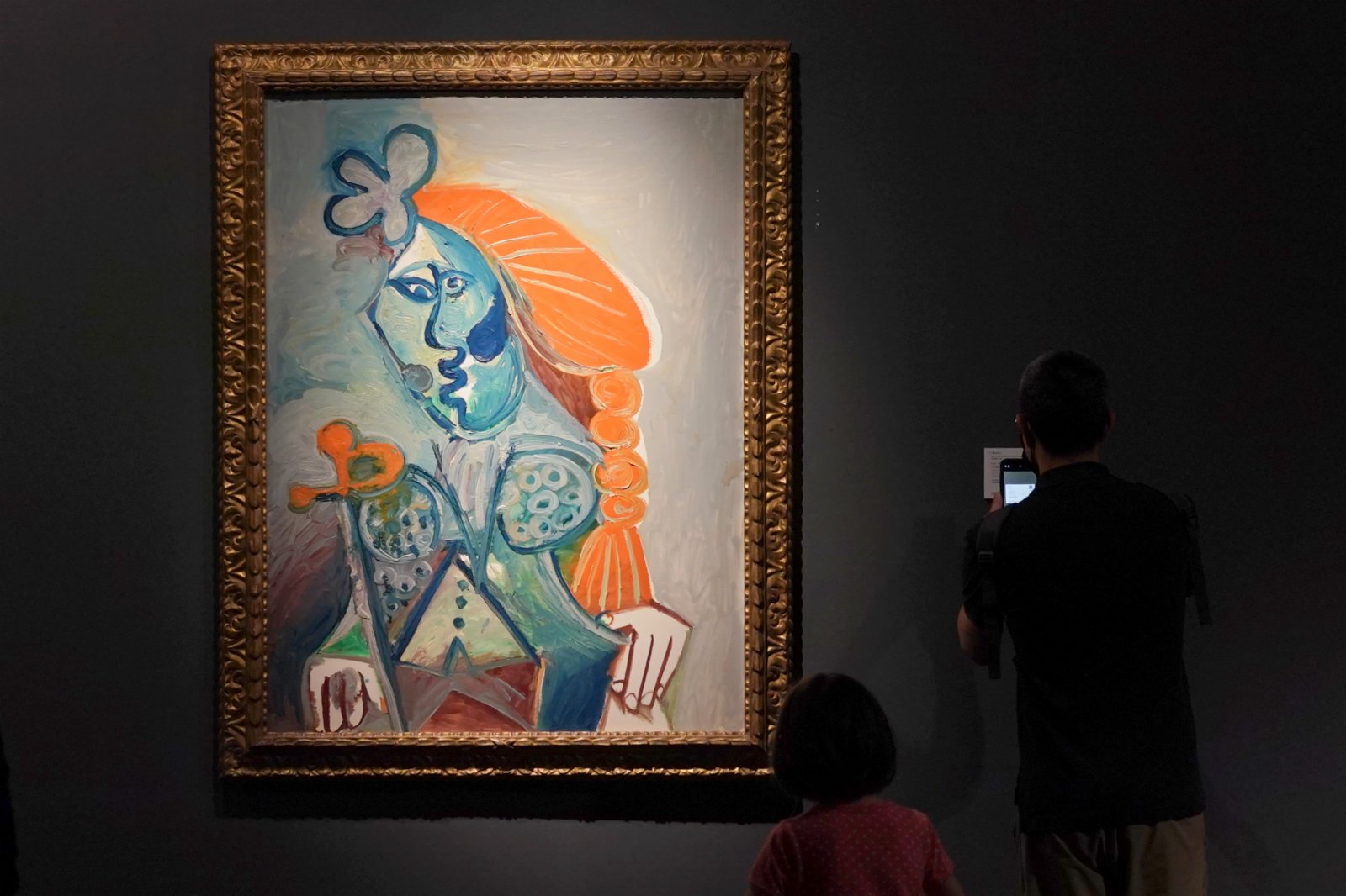 觀眾欣賞畢加索的油畫《鬥牛士》，該拍品估價1.5億元。