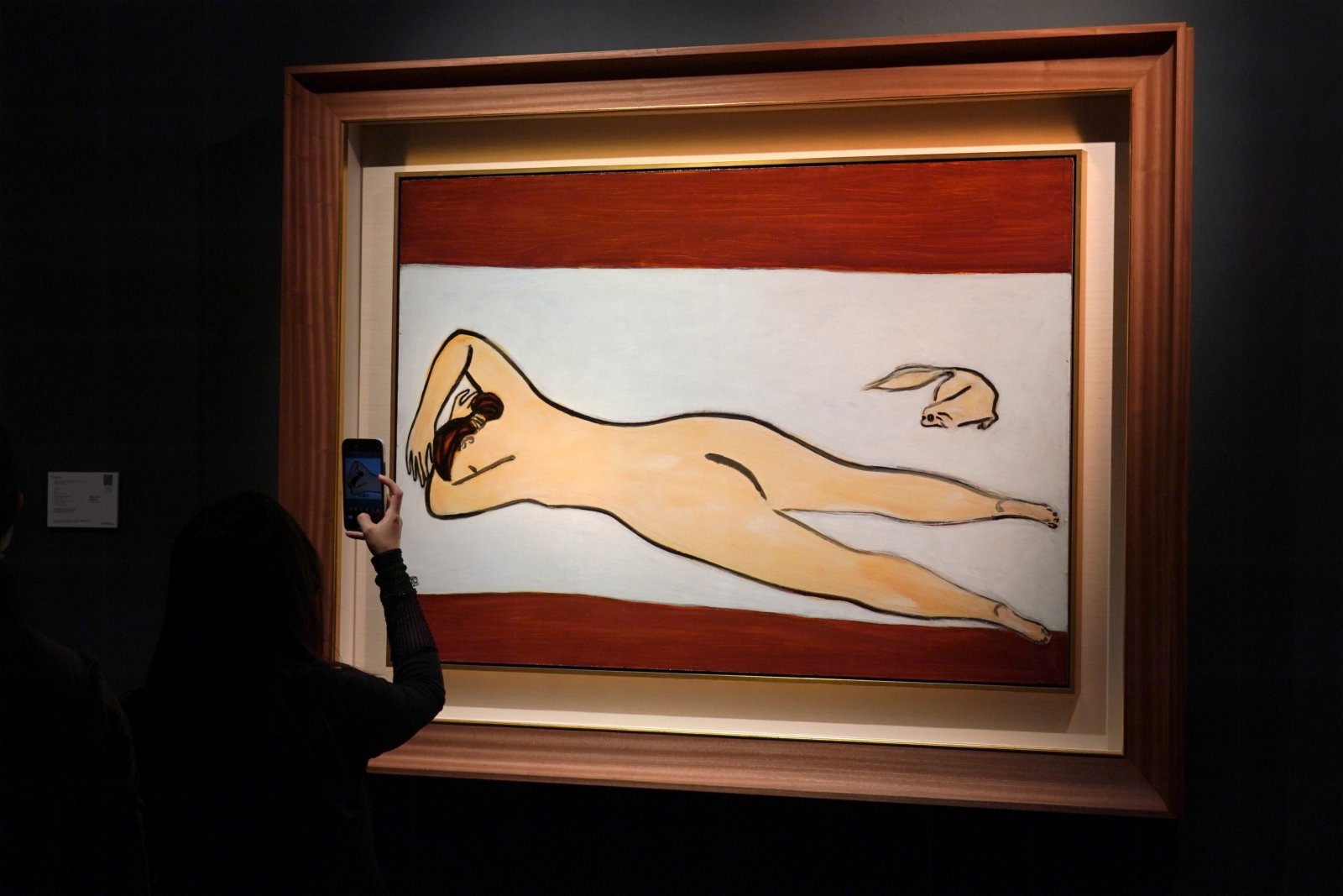 觀眾拍攝常玉油畫《裸女與北京狗》，該拍品估價1.5億元。