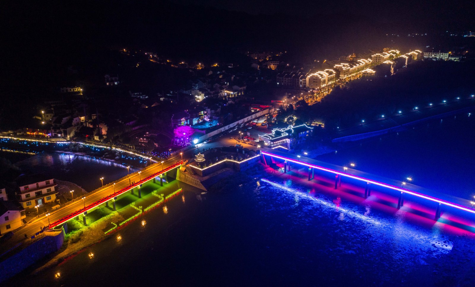 4月17日拍攝的杭州市臨安區河橋古鎮夜景（無人機照片）。