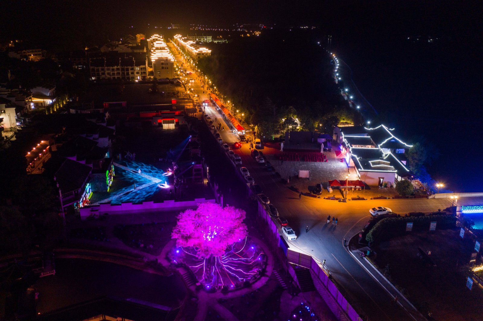 4月17日拍攝的杭州市臨安區河橋古鎮夜景（無人機照片）。