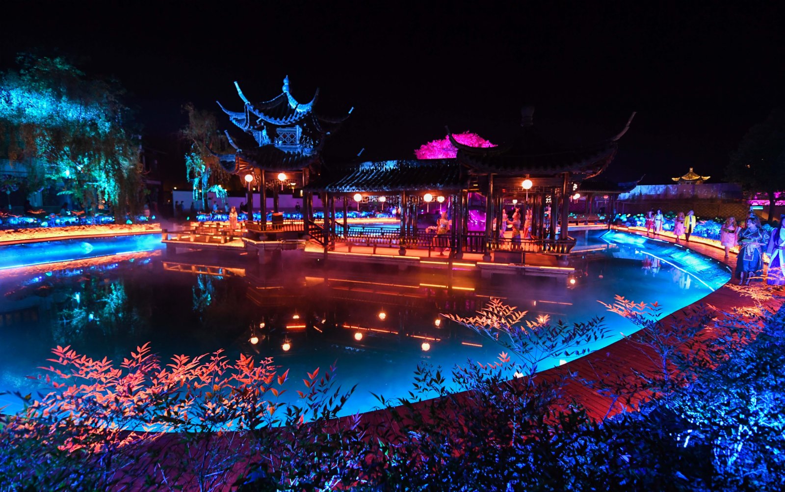 4月17日，杭州市臨安區河橋古鎮景區內，遊客在體驗國漫主題情景劇的夜遊項目。