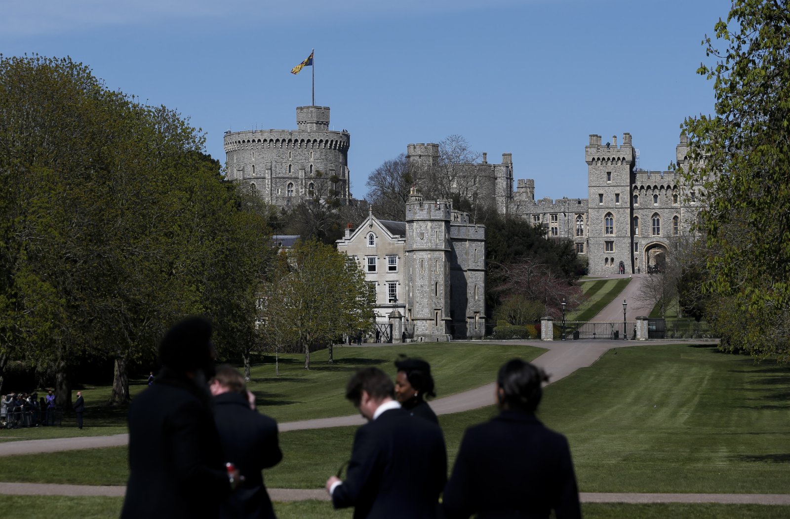 4月17日，人們聚集在英國溫莎城堡外等待葬禮舉行。（新華社）