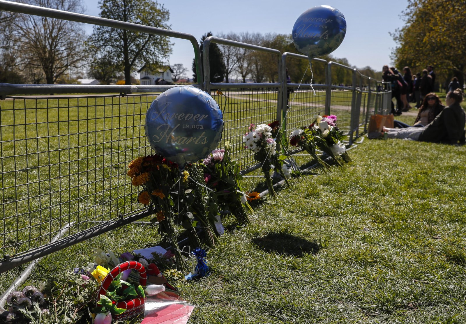 4月17日，人們在英國溫莎城堡外擺放鮮花、卡片和氣球表示悼念。（新華社）