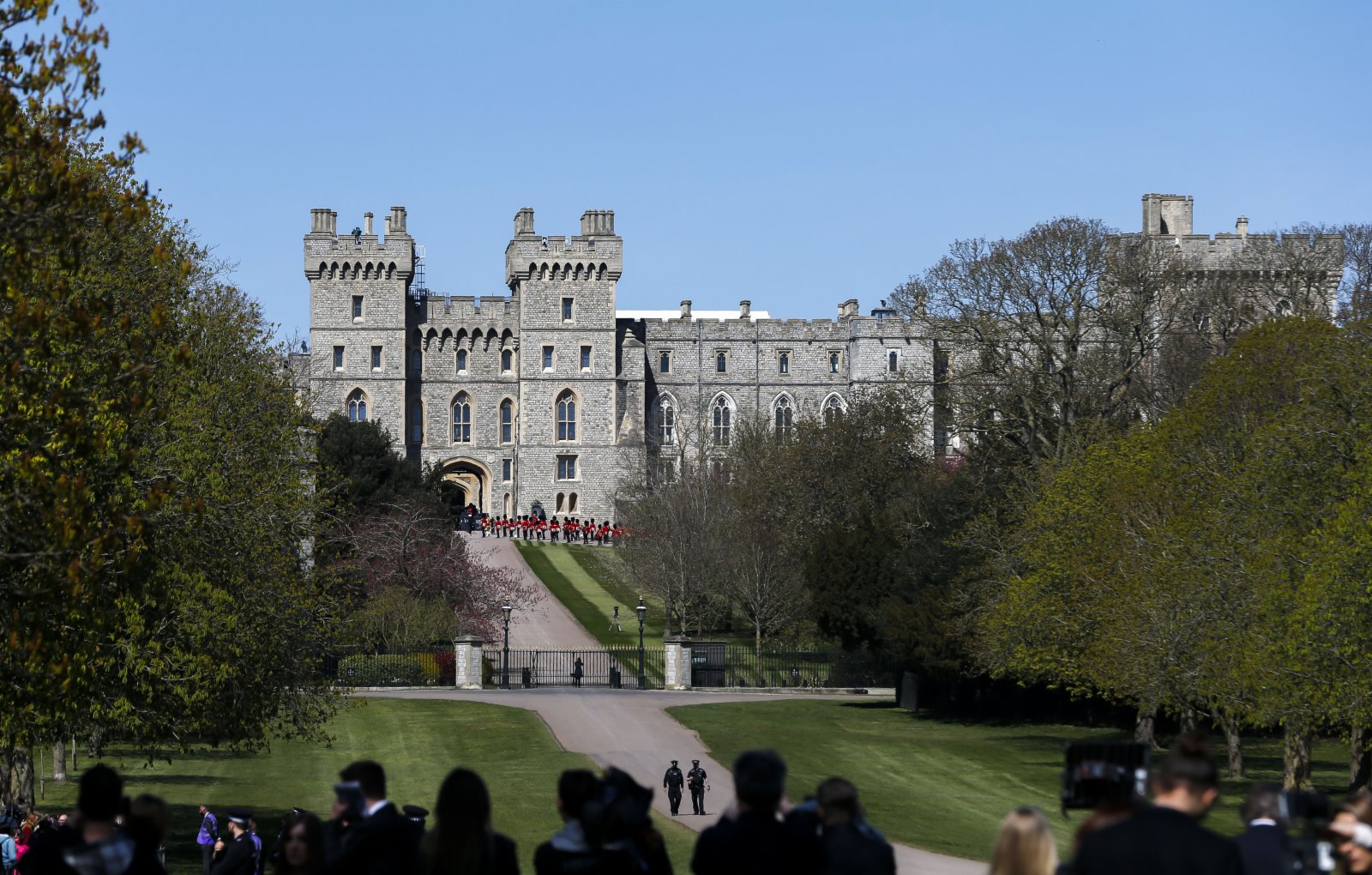 4月17日，人們聚集在英國溫莎城堡外等待葬禮舉行。（新華社）