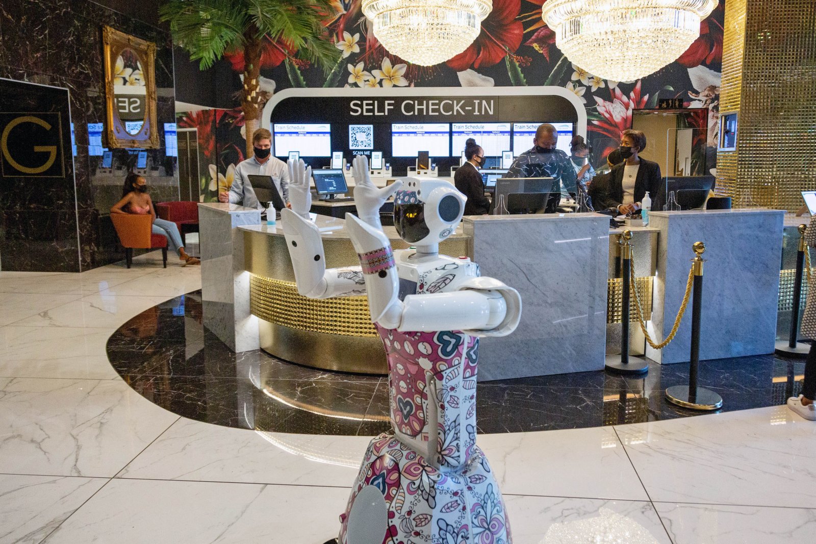 4月19日，機械人員工萊克茜在南非約翰內斯堡一間酒店大堂為旅客提供服務。（新華社）