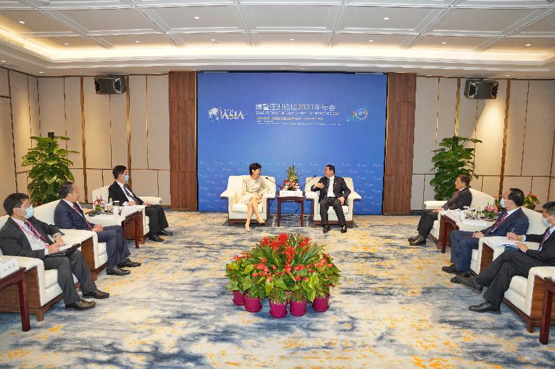 圖示林鄭月娥（左四）與國務院國有資產監督管理委員會主任郝鵬（右四）會面。旁為創新及科技局局長薛永恆（左三）和財經事務及庫務局局長許正宇（左二）。（政府新聞處）