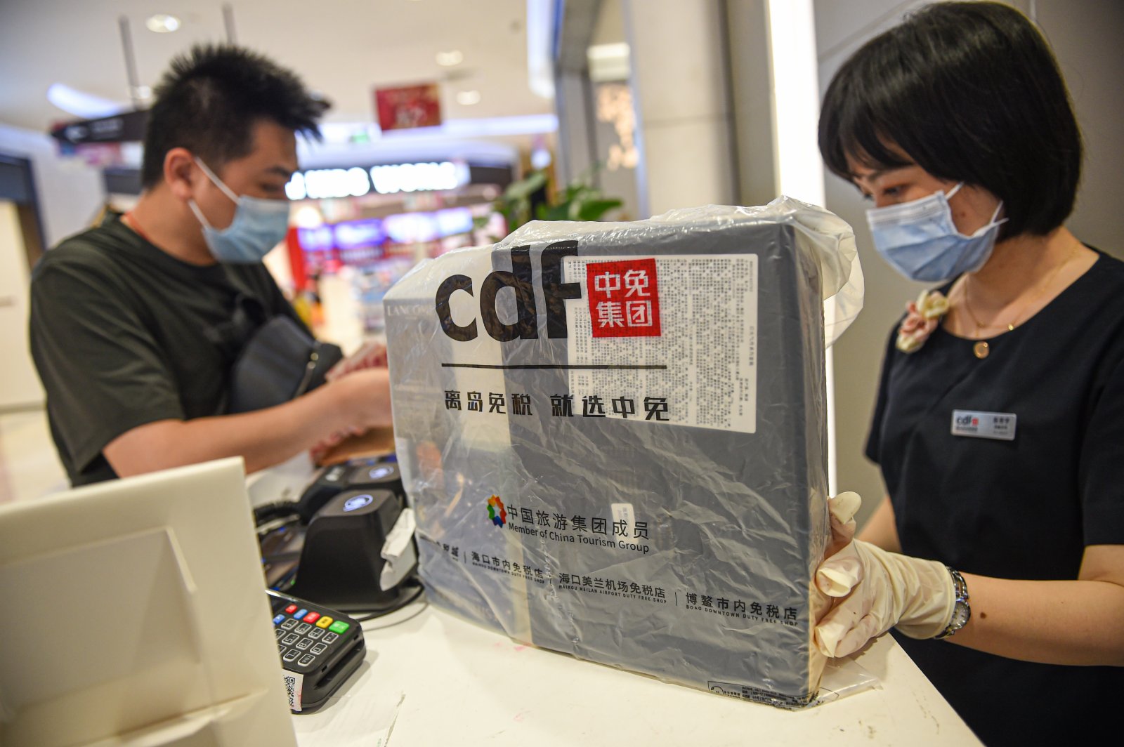 4月19日，消費者在海口日月廣場免稅店購物。（新華社）