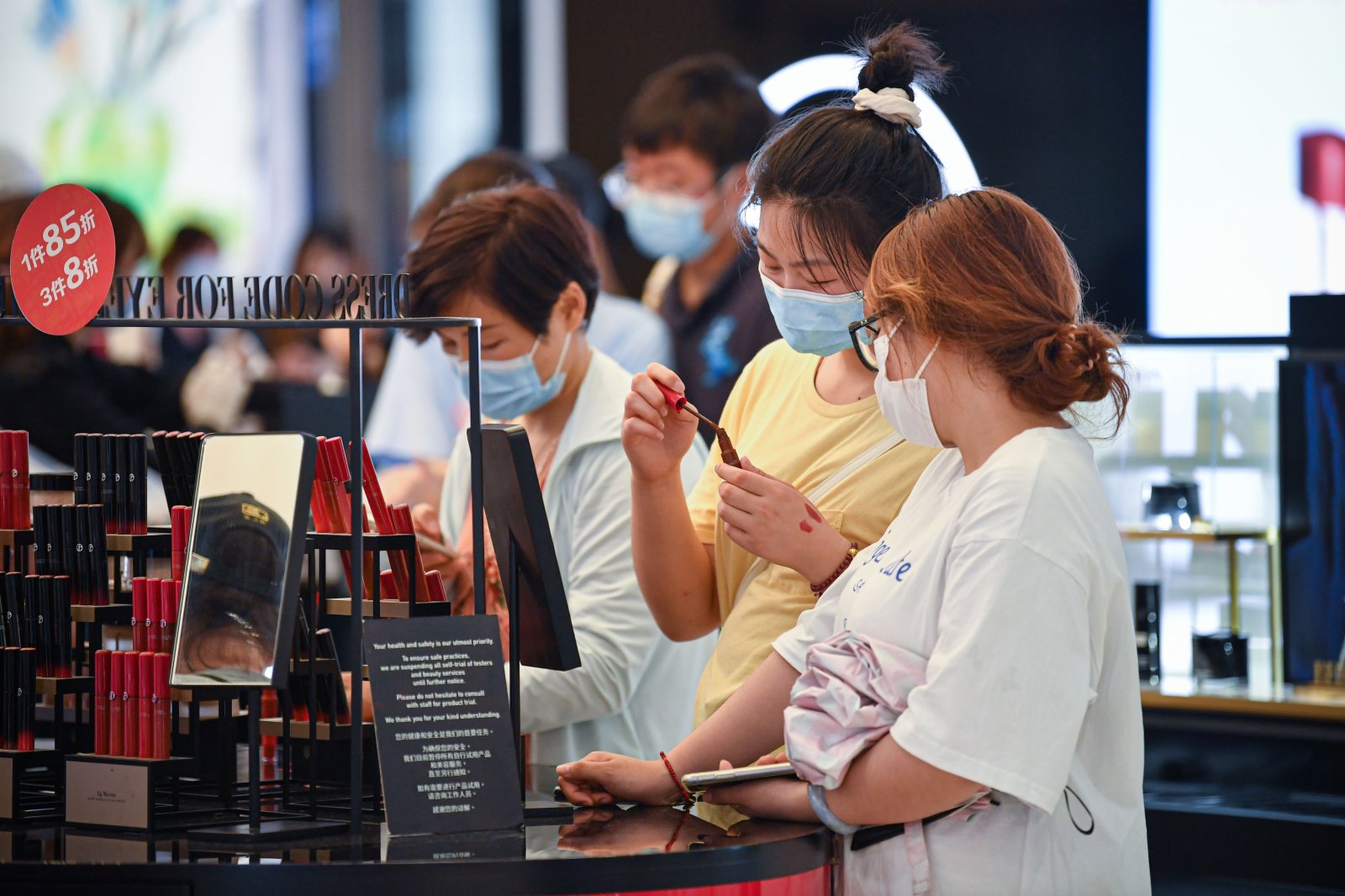 4月19日，消費者在海口日月廣場免稅店購物。（新華社）