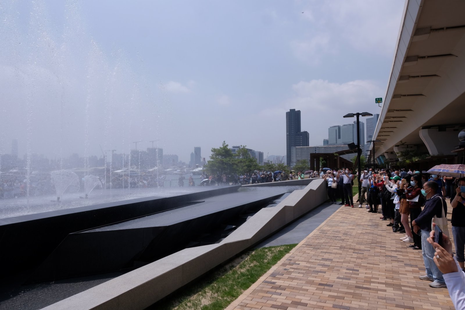 觀塘海濱音樂噴泉項目佔地約3 740平方米，包括音樂噴泉、互動嬉水區及休憩草地。（大公文匯全媒體記者麥鈞傑攝）