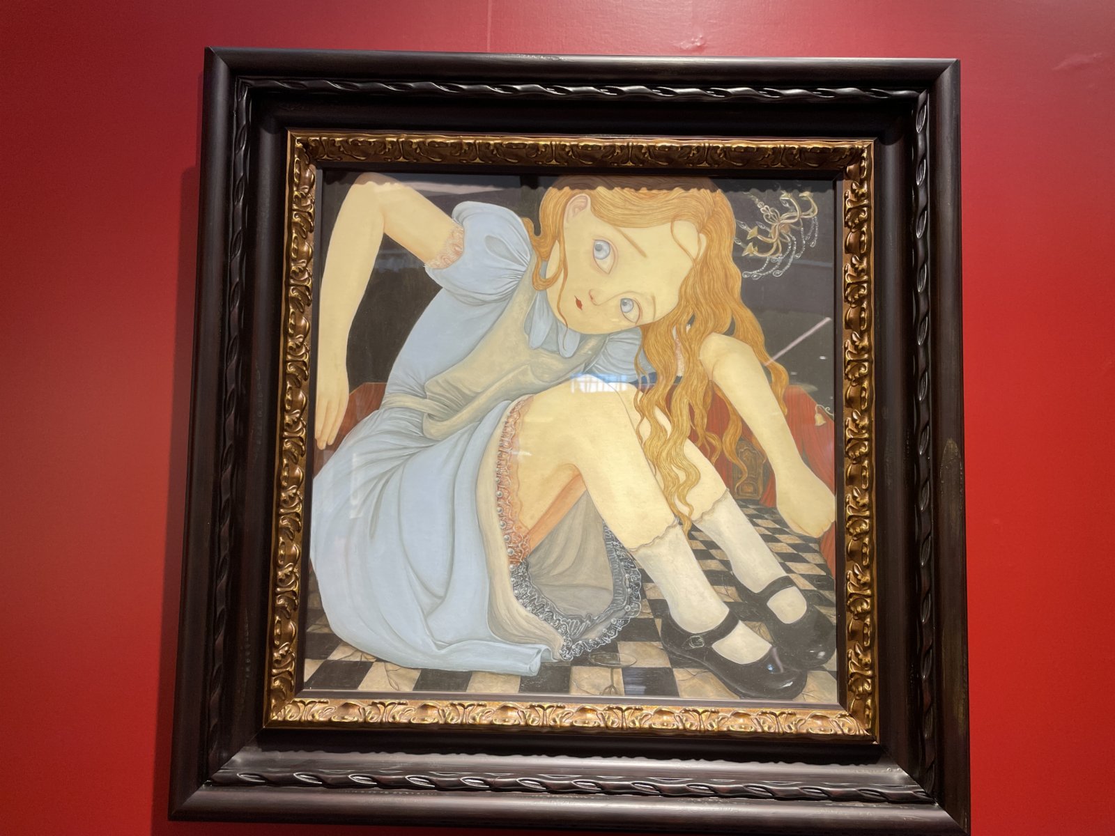 《Huge Alice》作品中，畫面描繪的是愛麗絲喝了藥水變大的過程。（香港文匯網記者 胡永愛 攝）
