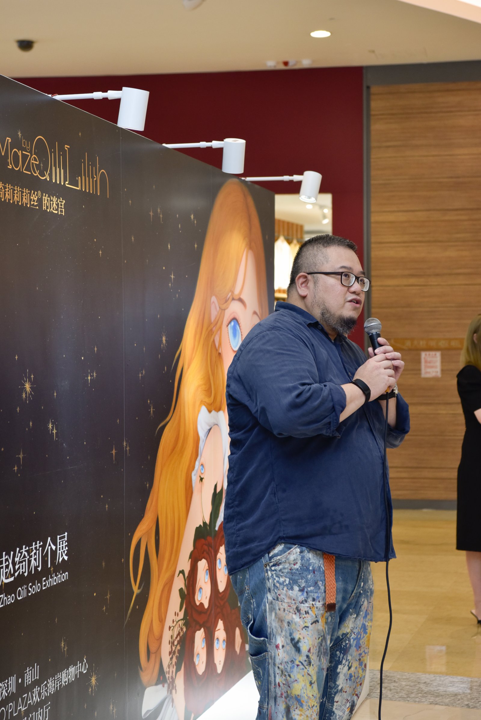 策展人王偉明是香港人，認為每個人心中都有一個愛麗絲。（香港文匯網記者 胡永愛 攝）