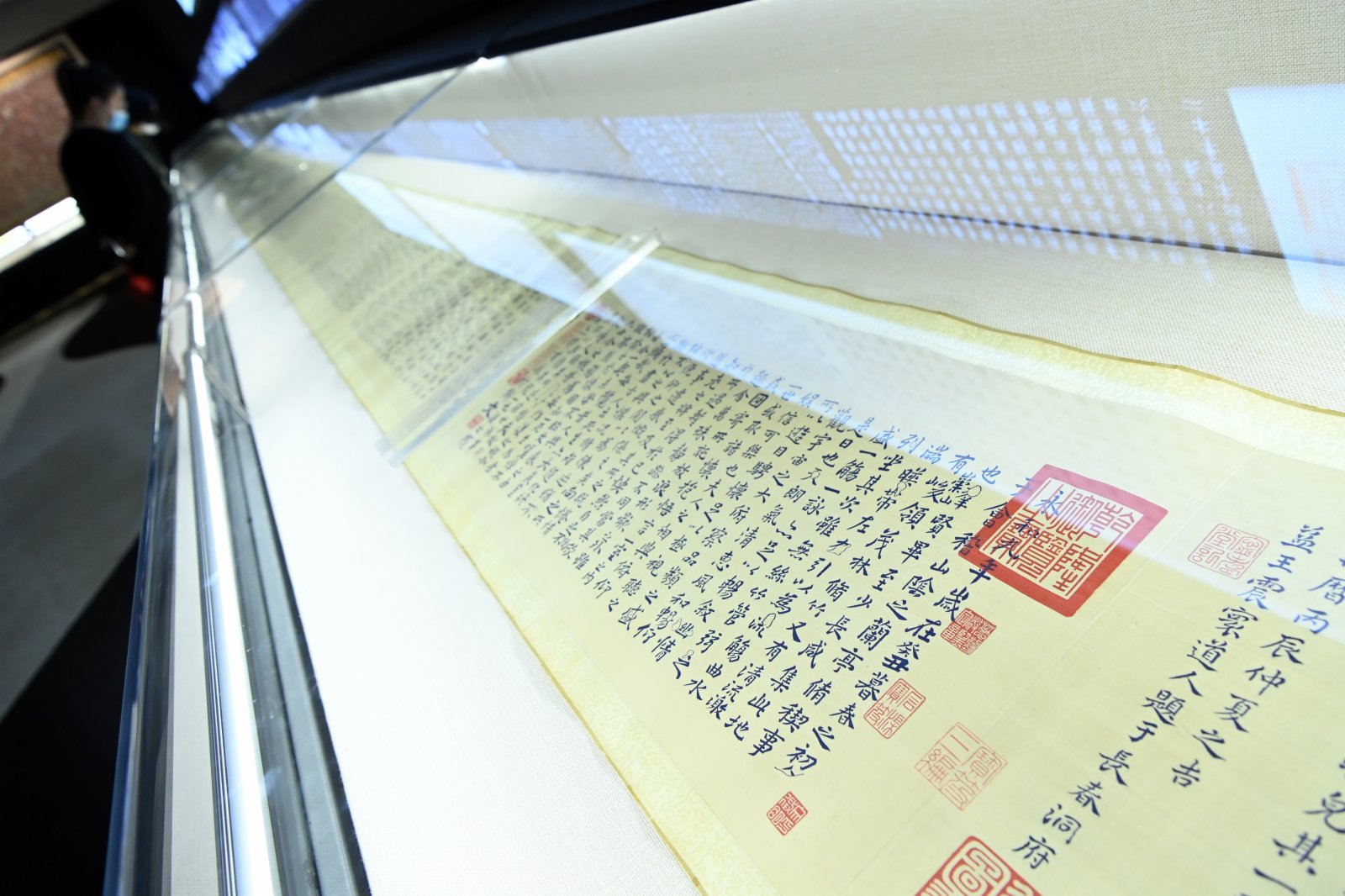 保利藝術博物館展示的「弘歷的世界——乾隆御制詩文稿、蘭亭圖貼緙絲卷暨重要宮廷藝術特展」。
