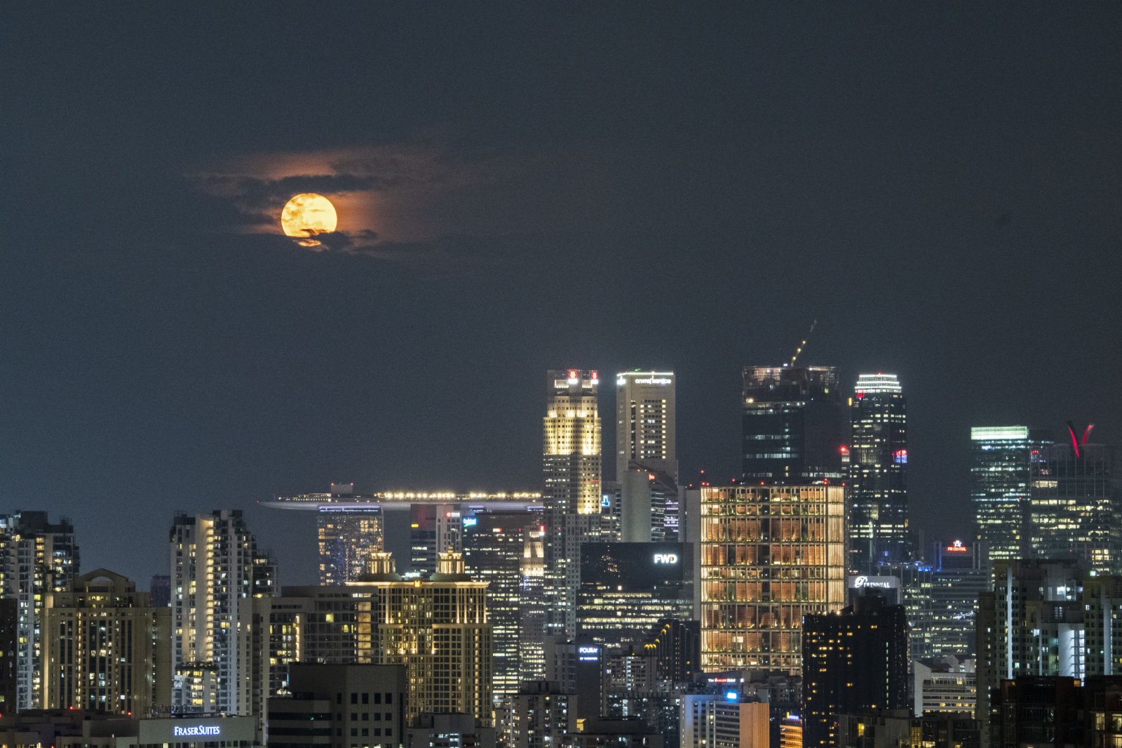 4月27日,「超級月亮」出現在新加坡城市的天空。新華社 4月27日,「超級月亮」出現在新加坡城市的天空。新華社