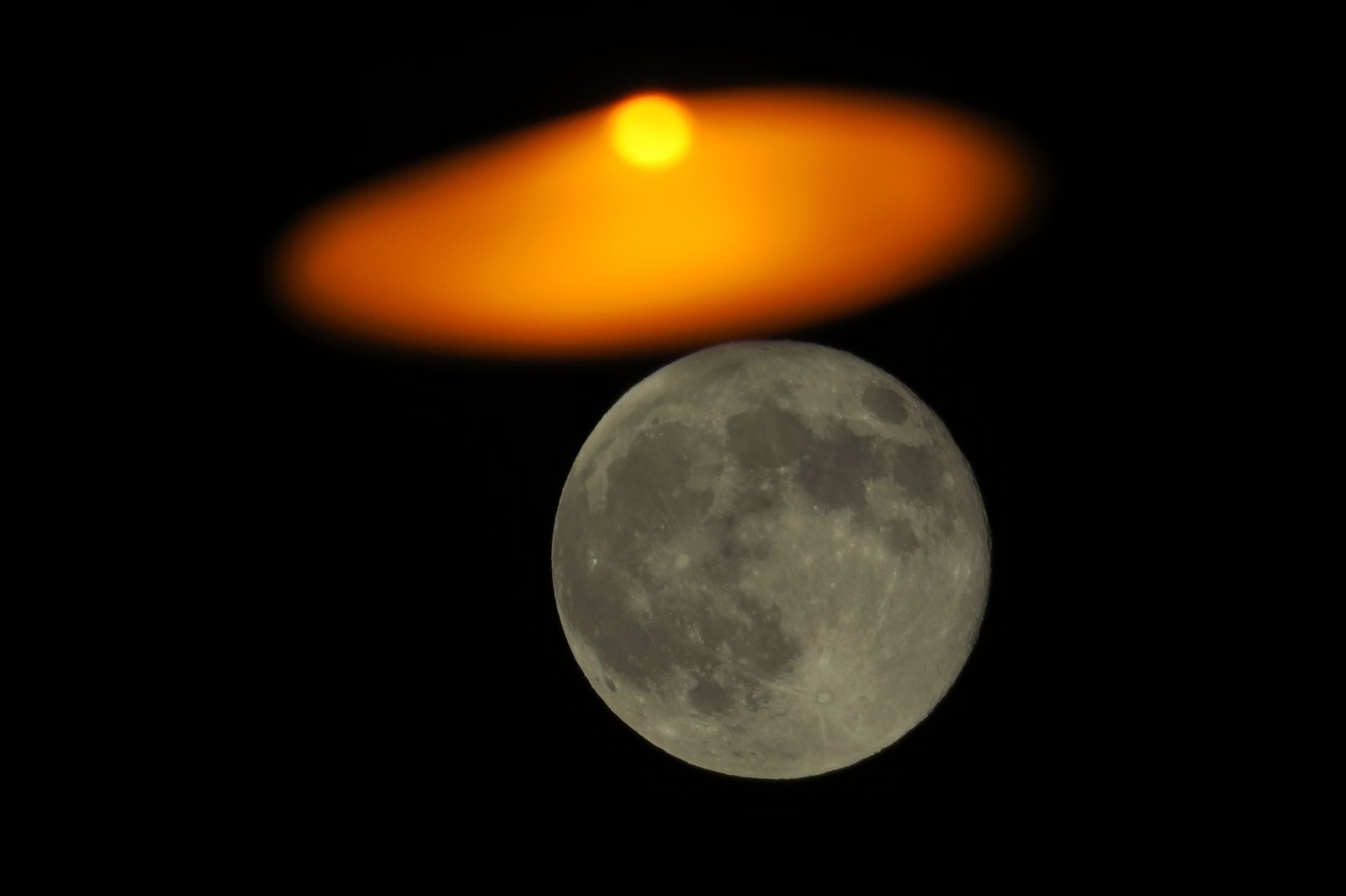 4月27日晚,北京,2021年首個「超級月亮」如約而至,與街頭路燈交相輝映。 中新社 4月27日晚,北京,2021年首個「超級月亮」如約而至,與街頭路燈交相輝映。 中新社