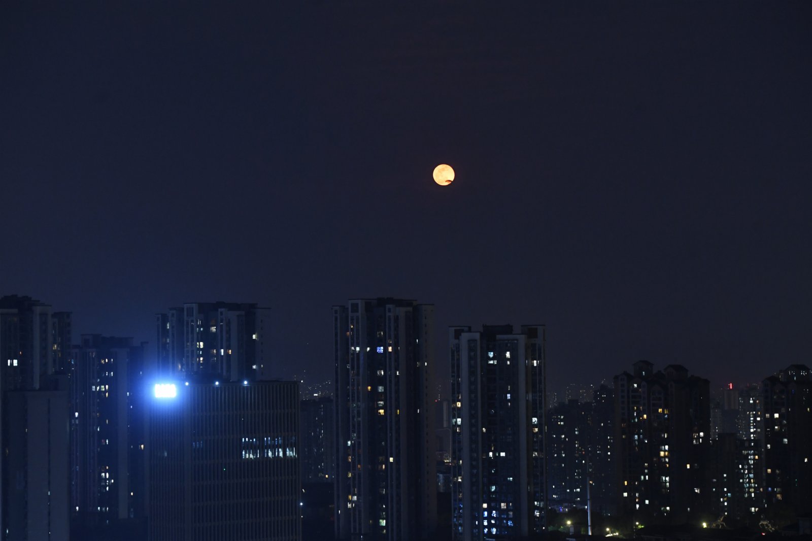 4月27日晚,一輪「超級月亮」緩緩昇起,點亮重慶夜空。中新社 4月27日晚,一輪「超級月亮」緩緩昇起,點亮重慶夜空。中新社