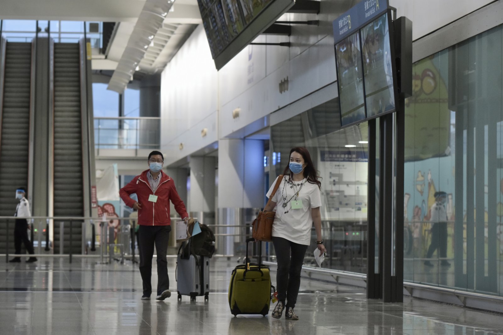 4月29日下午，香港市民依照「回港易」計劃抵達香港國際機場，步出接機大堂。