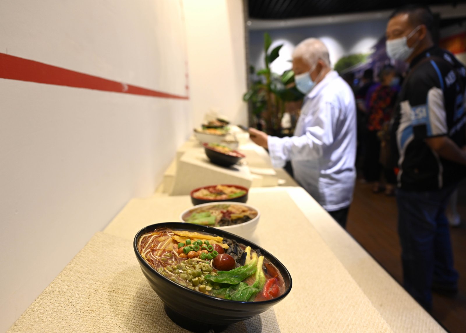 在廣西柳州螺螄粉產業園，遊客參觀柳州市螺螄粉飲食文化博物館。